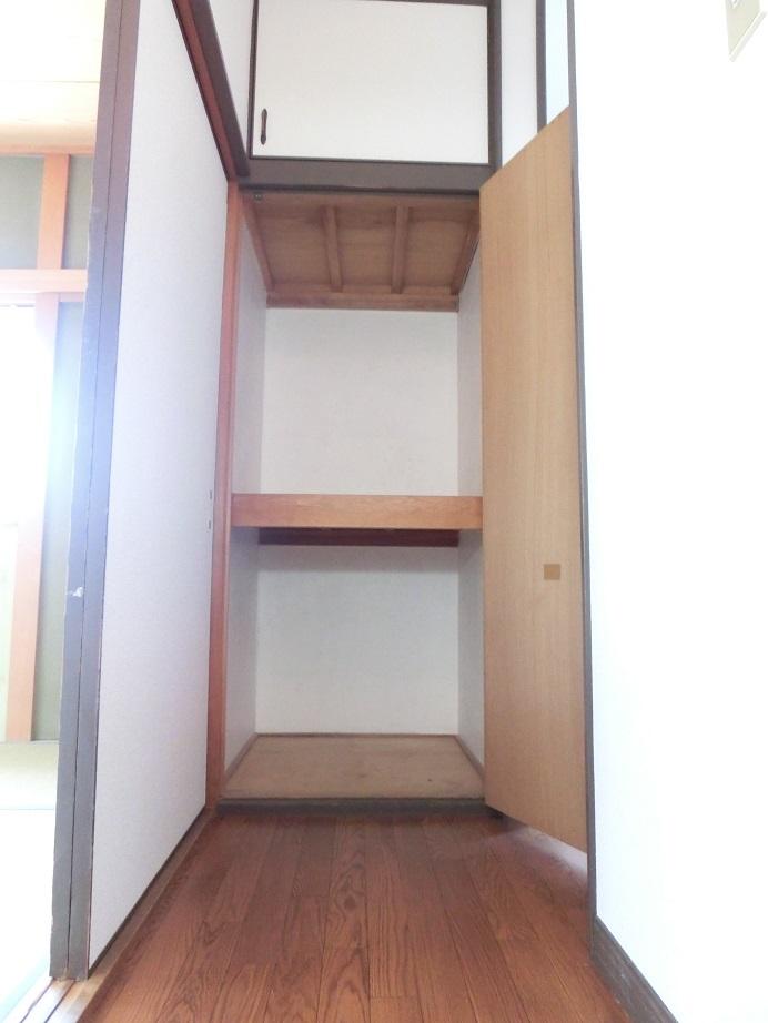 Receipt. Of the second floor hall storage