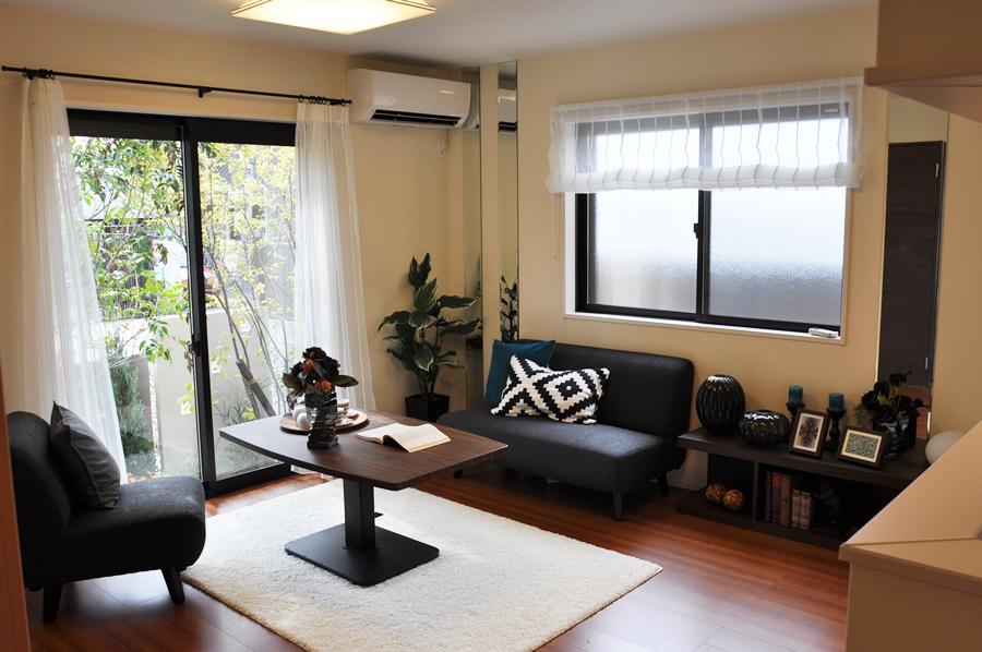 Living. living ・ Dining in the relaxed space by the work of Japanese-style room and kitchen. (No. 1 destination local model house / Shooting on site)