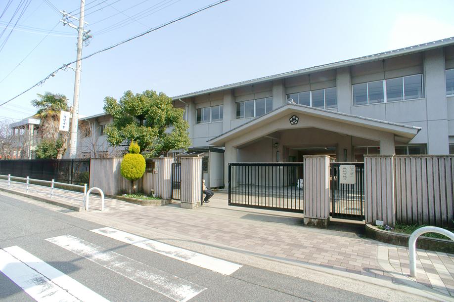 Primary school. 800m to Omiya elementary school
