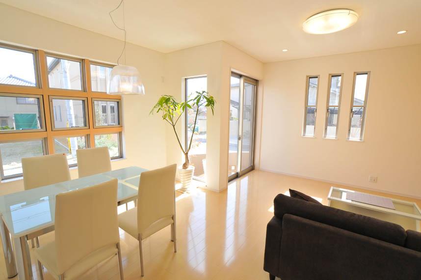 Other. Strong house of skeleton made of HSZ hardware method is, Take many windows, Ceiling height is variable OK up to 2.6m. To live with a bright and airy.