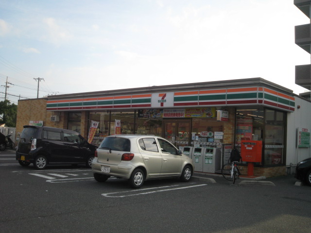 Convenience store. Seven-Eleven Kishiwada Komatsuri Machiten up (convenience store) 640m