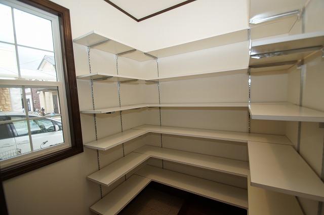 Receipt. Entrance next to storage