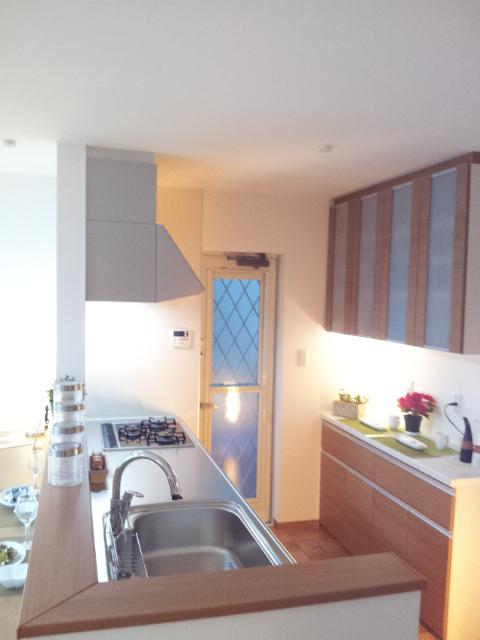 Building plan example (introspection photo). Kitchen Behind the counter, Convenient as a space of wife hobbies and housework