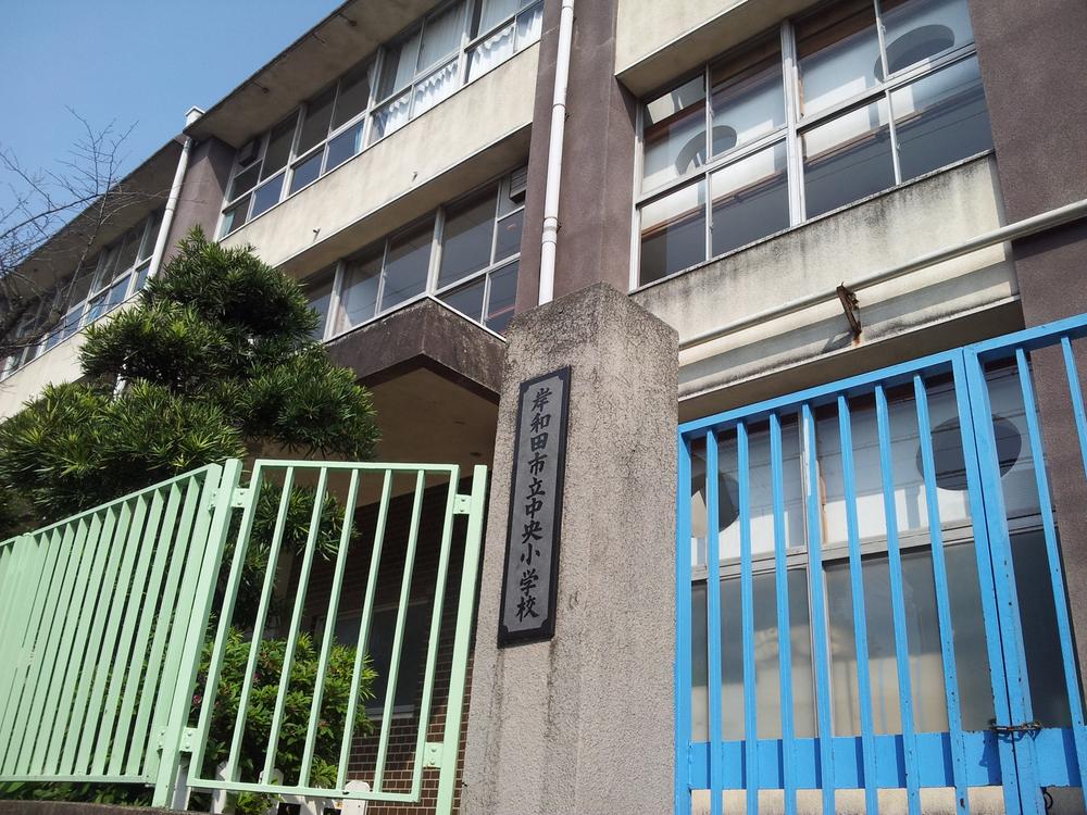 Primary school. 210m to the center primary school