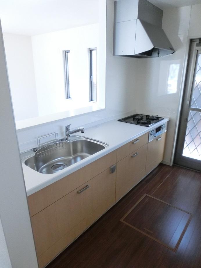 Kitchen. Convenient 3-burner stove of face-to-face kitchen