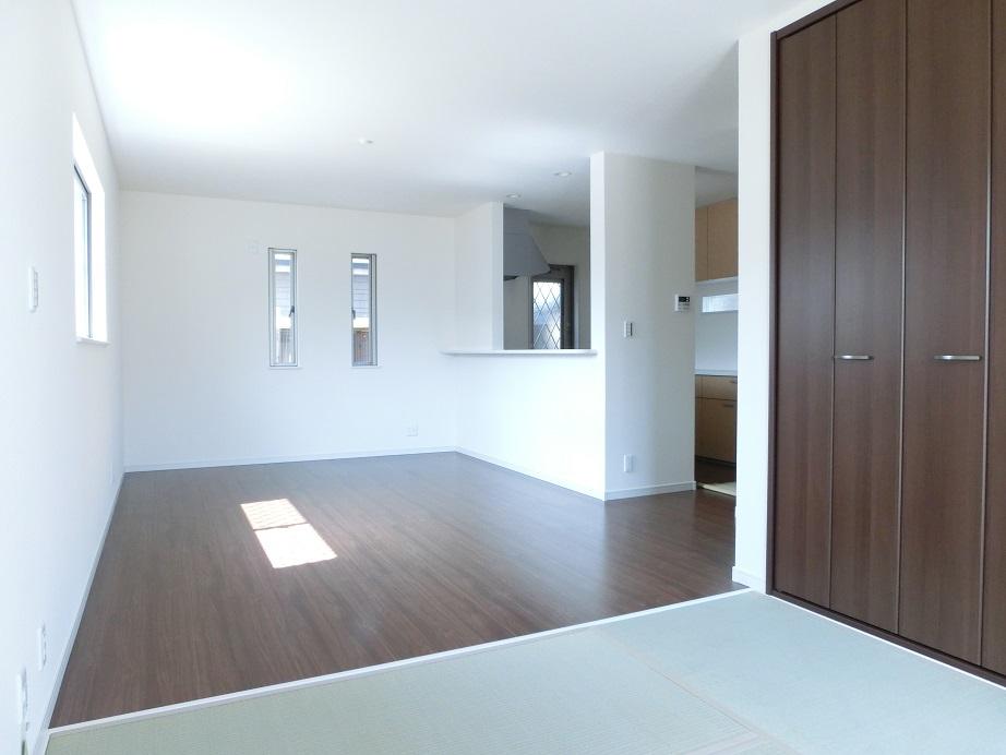 Living. About 18.5 Pledge and spacious