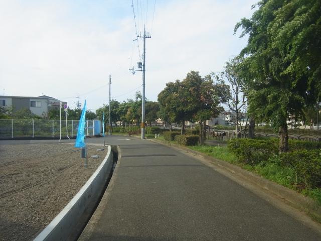 Local photos, including front road. Green road in front of the local eyes. It is a nice environment that can feel every day the changing of the seasons. Local (July 2013) Shooting