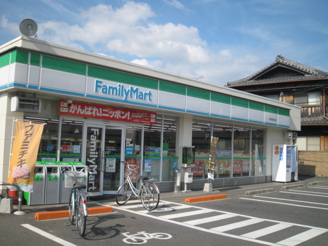 Convenience store. 814m to FamilyMart Kishiwada Okayama-cho store (convenience store)