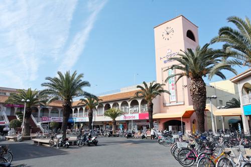 Shopping centre. To Talk Town 790m