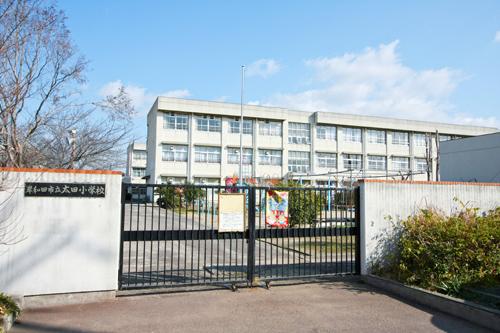 Primary school. 250m up to municipal Ota Elementary School