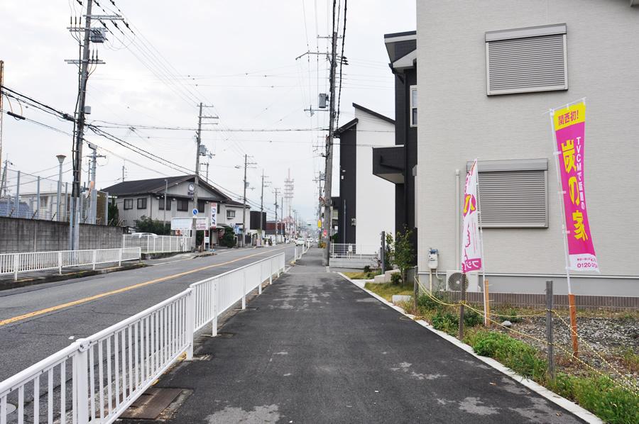 Local photos, including front road. So it is to secure a wide sidewalk, School children can also forego with confidence. (Shooting at local / 2013 November shooting)