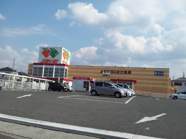 Supermarket. Great help to buy when there is a supermarket 350m walk 4 minutes until Sanei!
