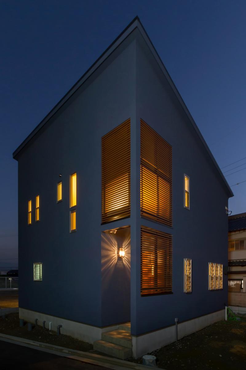 Local appearance photo. Appearance is a stylish made of deep blue! At night, In addition it also enjoys different atmosphere.