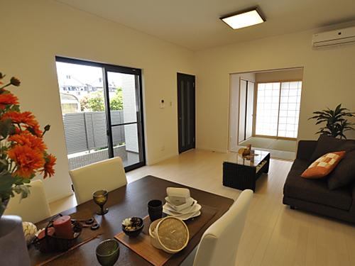 Living. Bright living room, which was a white-based. Wind through from the windows facing the courtyard, The relaxation time of the family more comfortable.