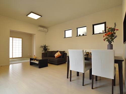 Living. The dining contrast of white and brown gives a natural impression, Plug the natural light from three of the lighting window.