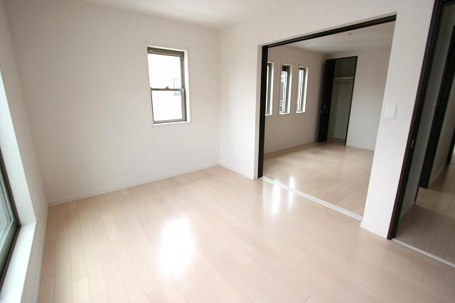 Non-living room. 2 Kaiyoshitsu (looks like the Tsuzukiai)