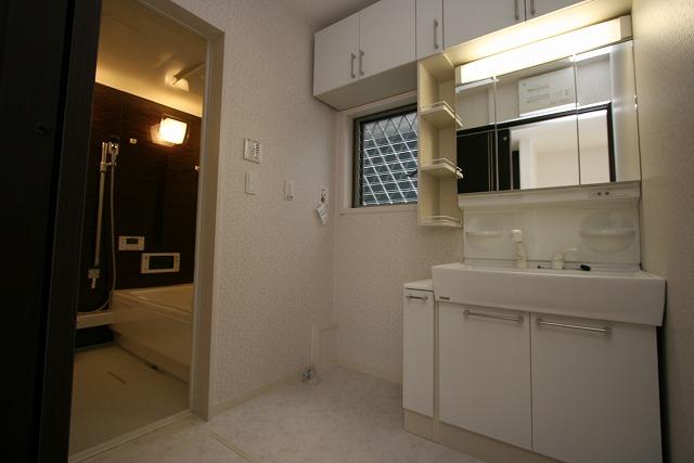 Wash basin, toilet. Shampoo dresser