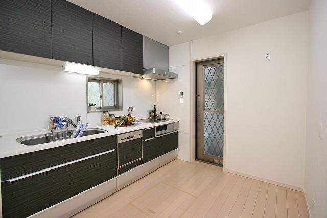 Kitchen. With built-in dishwasher IH cooking heater