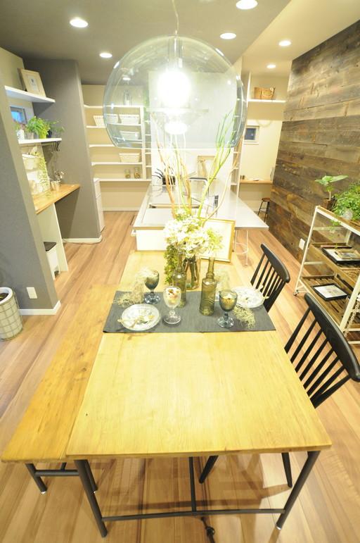 Model house photo. Dining table is also easy serving and after-dinner clean up side-by-side and kitchen. Model house