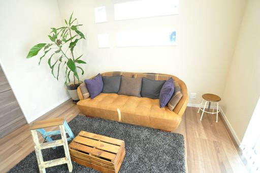 Model house photo. Living in the corner and clean were summarized in the white. Model house with light from large windows