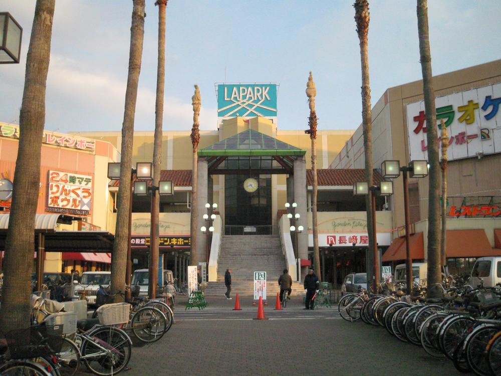 Shopping centre. Until Rapaku Kishiwada 1101m