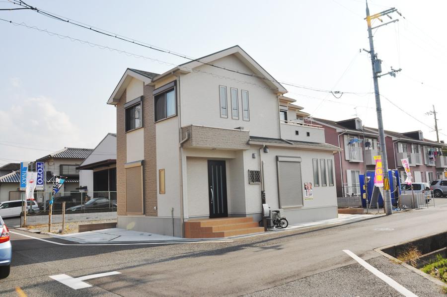 Local photos, including front road. Room there because it is a flat open outside the structure, The car out also smooth. Two You can park. (Shooting at local / 2013 November shooting)