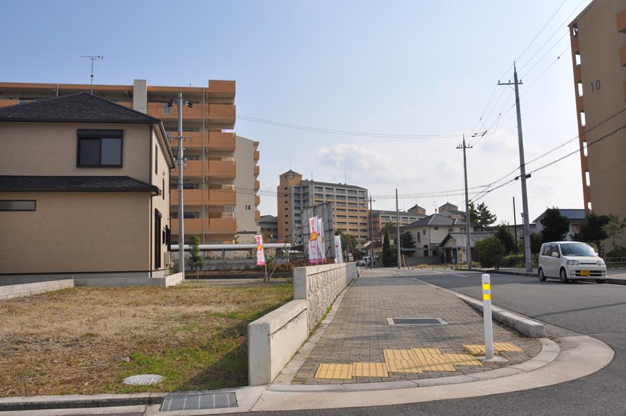 Local photos, including front road. The dwelling unit facing the sidewalk, While ensuring the privacy has established a design wall that was also considered in the design. (Shooting at local / 2013 November shooting)