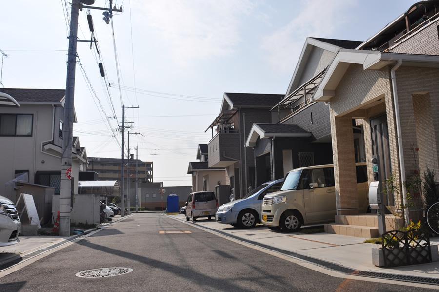 Local photos, including front road. Adopted the open-minded open outside the structure that does not create a such as fences and gates around the site. Also it has excellent crime prevention surface. (Shooting at local / 2013 November shooting)