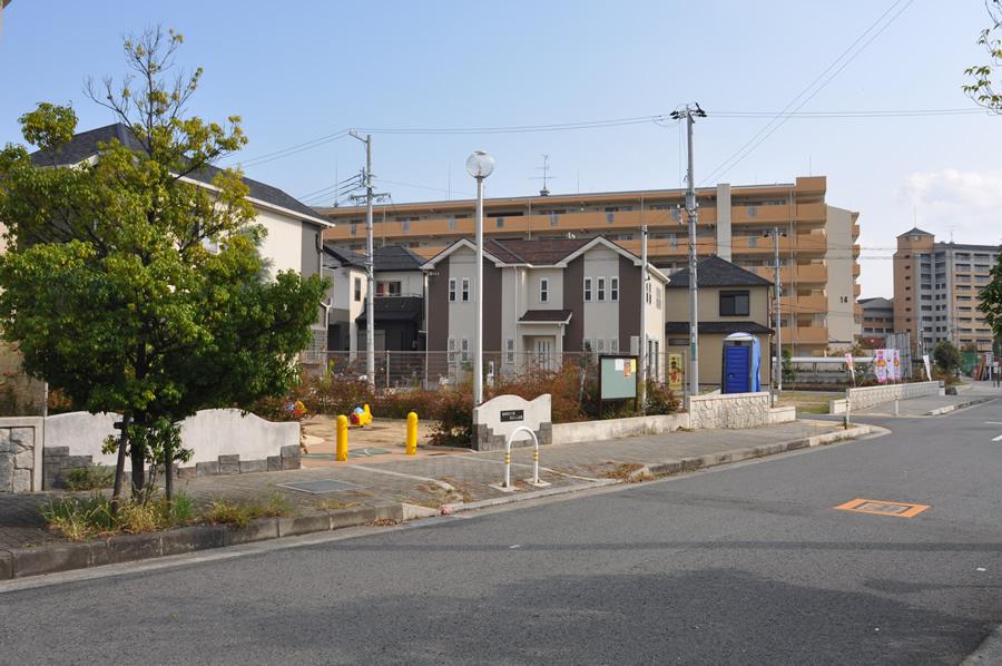 Other local. Within the Town, There is also a park that implanted a rich planting in the breadth of the room. You can play in the safety of the child in a place that reaches the eye. (Shooting at local / 2013 November shooting)