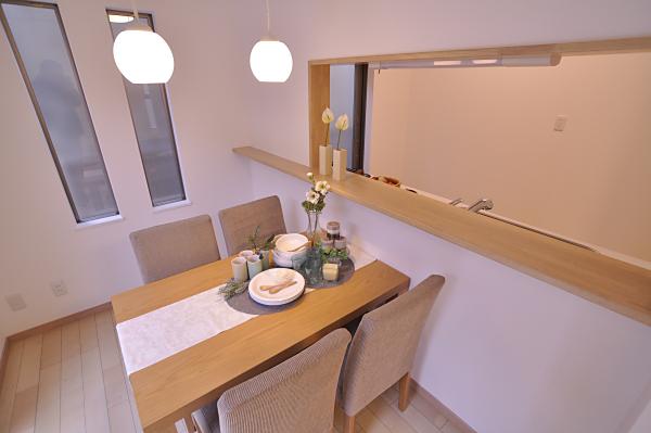 Non-living room. It is born dialogue with the family even during cooking. (Model house)