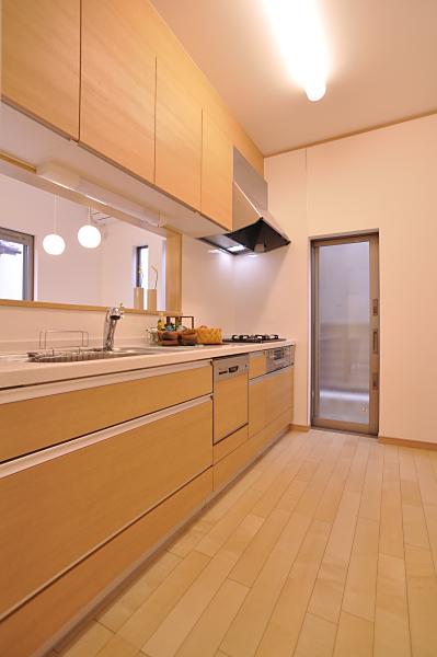 Same specifications photo (kitchen). Spacious cuisine freely in the kitchen anyone?