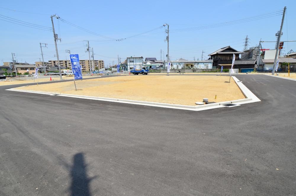 Local photos, including front road. 2013 May shooting