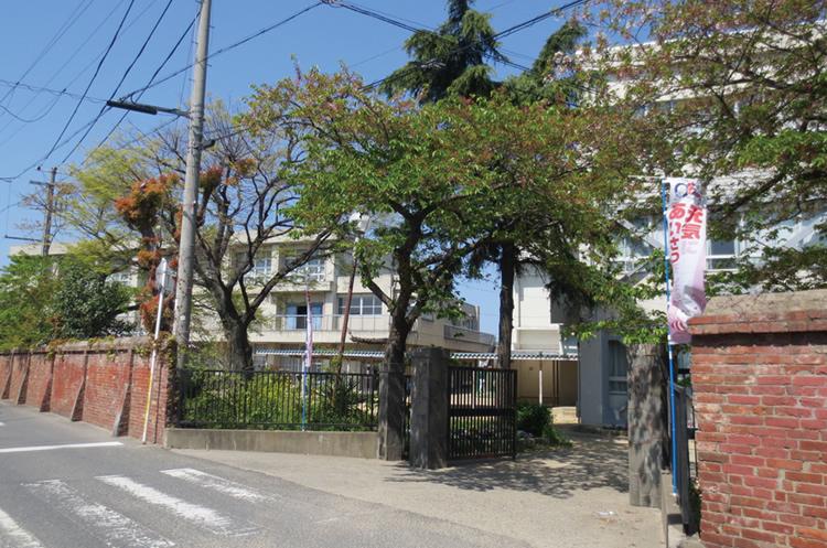Junior high school. Haruki 630m walk 8 minutes to the junior high school