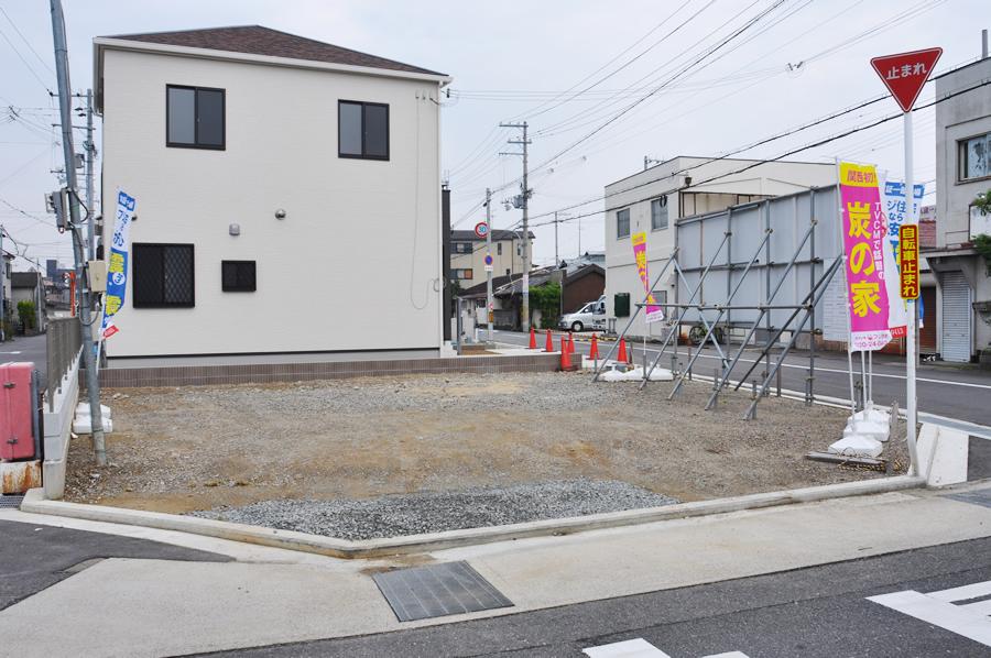 Local land photo. As you have attention to detail according to the hope of the family, roof, Texture, such as outer wall, design, We have a wide selection of color. (Shooting at local / 2013 November shooting)