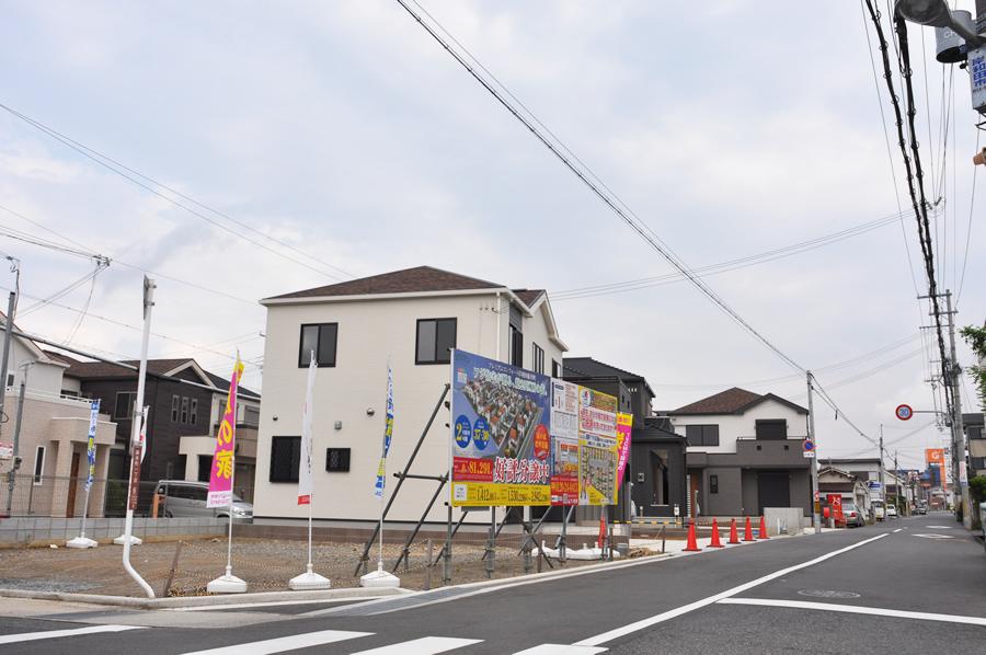 Local photos, including front road. Since the front road is such a width equal to or greater than 6m, You can out of the car smoothly. (Shooting at local / 2013 November shooting)