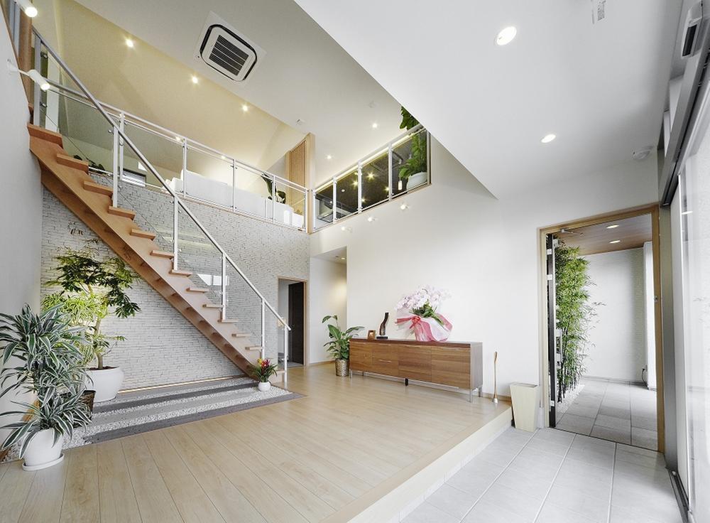 exhibition hall / Showroom. Entrance to welcome the guest house of the face. Of glass handrail walls and vaulted ceiling, Such as green space under the stairs, Ingenuity packed to be open. There are also shoes cloak, At any time you keep a clean space. (Gallery House)