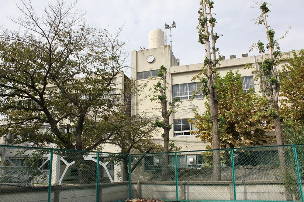 Junior high school. Municipal Haruki until junior high school 640m