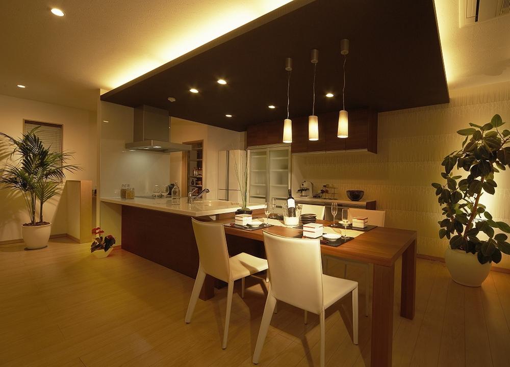 exhibition hall / Showroom. Counter kitchen that has been made considering the usability of mom. A wide working space, Large capacity storage, With pantry. Evening drink was also also stuck to the lighting moist and enjoy as (Gallery House)