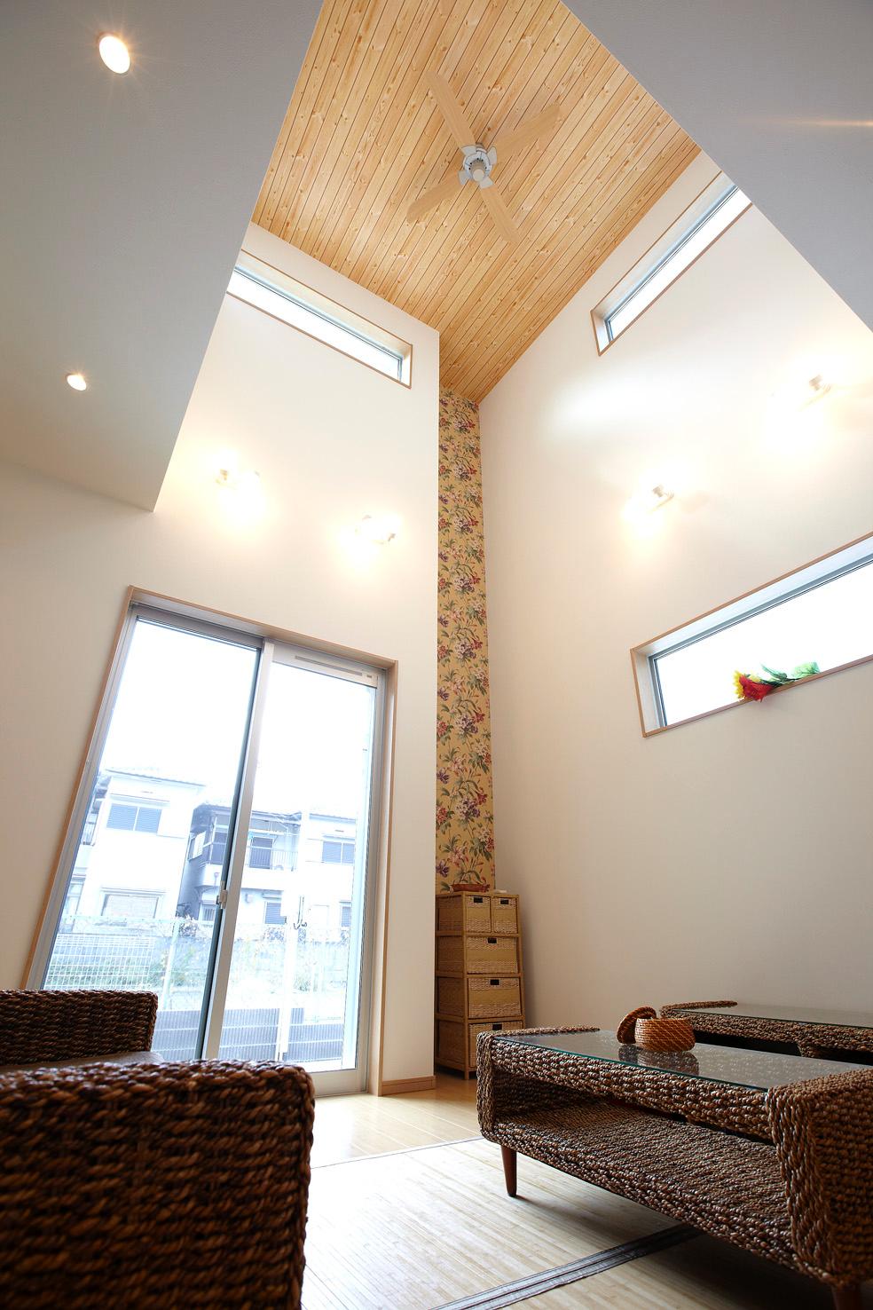 Model house photo. Daylighting ・ Airy atrium living room ventilation is plenty. When the living room is bright, Also impetus conversation gathered nature and family! (Model house)