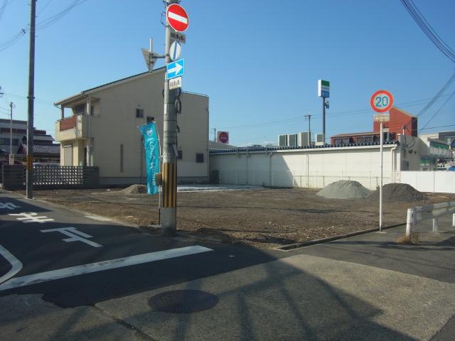 Local photos, including front road. Widely also the entire surface of the road, Parking is also easy to. Suitable for child-rearing was a quiet place, Local, please visit.