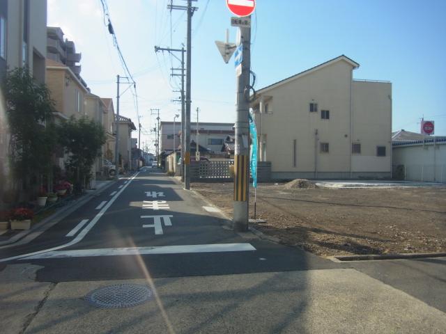 Local photos, including front road. Taking advantage of the corner lot, Why do not we building the lighting full of residence.