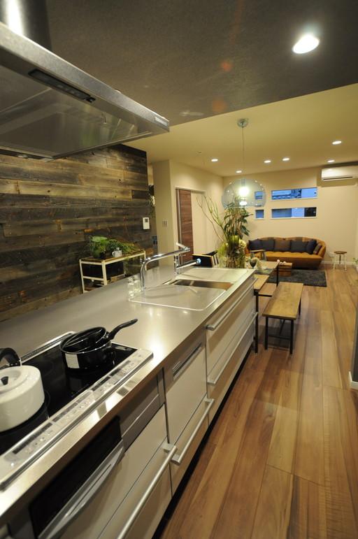 Model house photo. Towards from the kitchen to the living room. By also change the ceiling and walls of the design in the space of a series, Change in the space. Model house