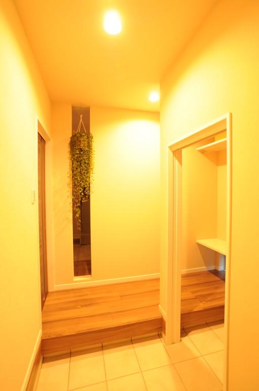 Model house photo. Established a large shoe Croke entrance space. Family of shoes that would increase even if to do so is also neat and can be stored. Model house