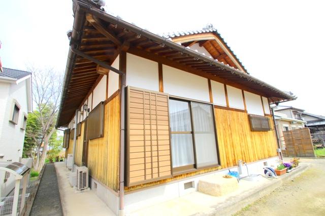 Local appearance photo. Basking in the sun even sat on the Hiroen. 