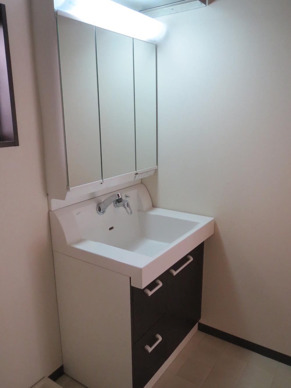 Wash basin, toilet. Indoor (11 May 2013) Shooting