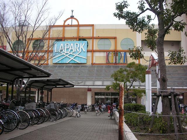 Supermarket. La ・ 1070m to the park