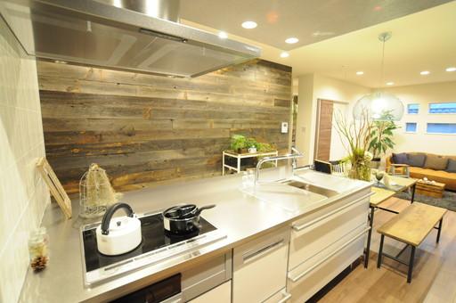 Model house photo. Spacious island chitin or cooking with children, Corresponding to various situations or taking breakfast at the counter.