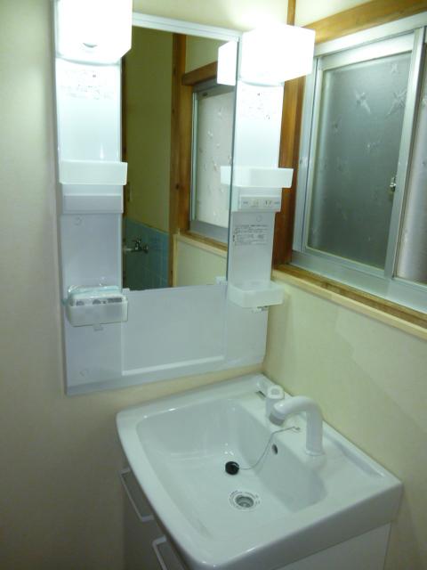 Wash basin, toilet. Indoor (12 May 2013) Shooting