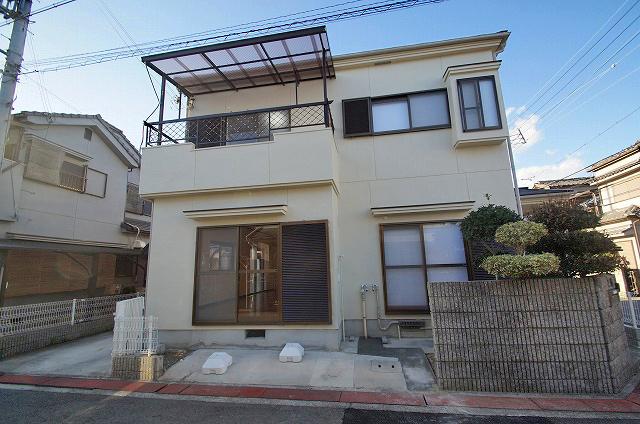 Local appearance photo. Two standard-sized car OK! 