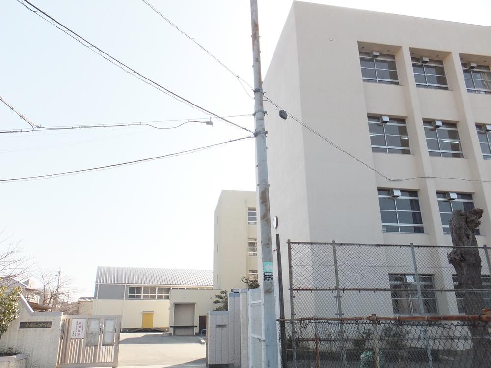 Junior high school. 988m to Matsubara Municipal Matsubara sixth junior high school